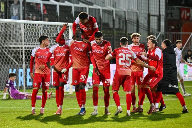Regionalliga Bayern; FC Würzburger Kickers - FC Bayern München II; 10.04.2026 WÜRZBURG, DEUTSCHLAND - 10. APRIL: grenzenloser Jubel der Hausherren nach dem Siegtreffer zum 2-1 in der Nachspielzeit durch Tarsis BONGA (Würzburger Kickers 30) Tor Torschuetze Freude Happy während dem Match zwischen dem FC Würzburger Kickers und den Amateuren des FC Bayern München am 28. Spieltag der Regionalliga Bayern in der AKON Arena *** Regionalliga Bayern FC Würzburger Kickers FC Bayern München II 10 04 2026 WÜRZBURG, GERMANY 10 APRIL Boundless jubilation from the home side after Tarsis BONGA Würzburger Kickers 30 Goal Goal scorer Happy during the match between FC Würzburger Kickers and FC Bayern Münchens amateurs on matchday 28 of the Regionalliga Bayern at the AKON Arena Copyright: xBEAUTIFULxSPORTS Goldbergx