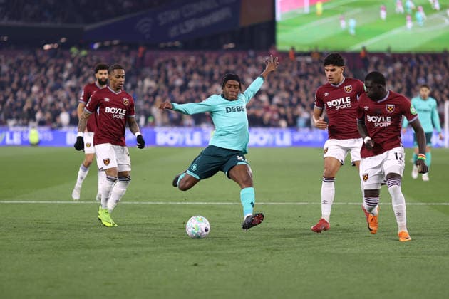 West Ham gegen Wolves 10. April 2026, London Premier League Fußball West Ham United gegen Wolverhampton Wanderers Die Spieler von West Ham sehen zu, wie Jean Ricner Bellegarde von Wolverhampton Wanderers sich auf den Schuss vorbereitet Foto Jacques Feeney Offside London UK  Copyright: xJacquesxFeeneyx xOffsidexOffside