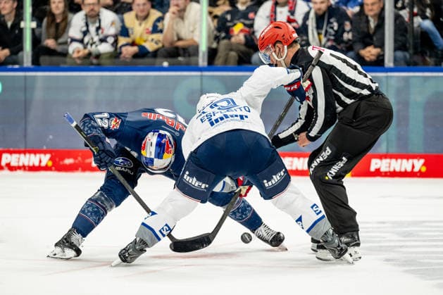 Linesperson Joshua Roemer fuehrt ein Bully Faceoff aus zwischen Brady Ferguson (EHC Red Bull Muenchen, 12) und Luke Esposito (Adler Mannheim, 19) GER, EHC Red Bull Muenchen vs. Adler Mannheim, Eishockey, DEL, Playoffs, Halbfinale Spiel 2, Saison 2025 2026, 10.04.2026. GER, EHC Red Bull Muenchen vs. Adler Mannheim, Eishockey, DEL, Playoffs, Halbfinale Spiel 2, Saison 2025 2026, 10.04.2026. Muenchen *** Linesperson Joshua Roemer executes a faceoff between Brady Ferguson EHC Red Bull Muenchen, 12 and Luke Esposito Adler Mannheim, 19 GER, EHC Red Bull Muenchen vs Adler Mannheim, Ice Hockey, DEL, Playoffs, Semifinal Game 2, 2025 2026 Season, 10 04 2026 GER, EHC Red Bull Muenchen vs Adler Mannheim, Ice Hockey, DEL, Playoffs, Semifinal Game 2, 2025 2026 Season, 10 04 2026 Muenchen Copyright: xEibner-Pressefoto HeikexFeinerx EP_HFR