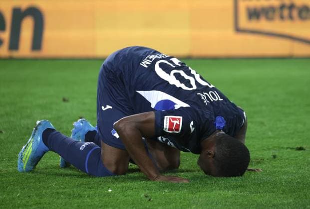 Torschuetze Hoffenheims 29 TOURE betet nach seinem Tor zum 2:2. Fussball: Augsburg - Hoffenheim. Fußball Bundesliga, FC Augsburg - TSG 1899 Hoffenheim, 29.Spieltag, Saison 2025-2026, am 10.04.2026 in Augsburg, W W K A R E N A, Deutschland. Quelle Copyright Credit : Oryk HAIST *** Goalscorer Hoffenheims 29 TOURE prays after his goal for 2 2 Football Augsburg Hoffenheim Football Bundesliga, FC Augsburg TSG 1899 Hoffenheim, Matchday 29, Season 2025 2026, on 10 04 2026 in Augsburg, W W K A R E N A, Germany Source Copyright Credit Oryk HAIST xFUSSBALL-AUGSBURG-HOFFENHEIMx