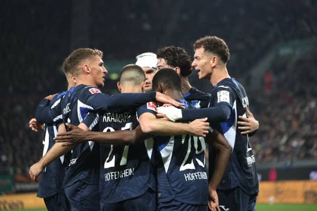 Hoffenheim Torjubel um Torschuetze 29 TOURE nach Tor zum 2:0. Fussball: Augsburg - Hoffenheim. Fußball Bundesliga, FC Augsburg - TSG 1899 Hoffenheim, 29.Spieltag, Saison 2025-2026, am 10.04.2026 in Augsburg, W W K A R E N A, Deutschland. Quelle Copyright Credit : Oryk HAIST *** Hoffenheim goal celebration around goal scorer 29 TOURE after goal to 2 0 Soccer Augsburg Hoffenheim Soccer Bundesliga, FC Augsburg TSG 1899 Hoffenheim, 29 Matchday, Season 2025 2026, on 10 04 2026 in Augsburg, W W K A R E N A, Germany Source Copyright Credit Oryk HAIST xFUSSBALL-AUGSBURG-HOFFENHEIMx