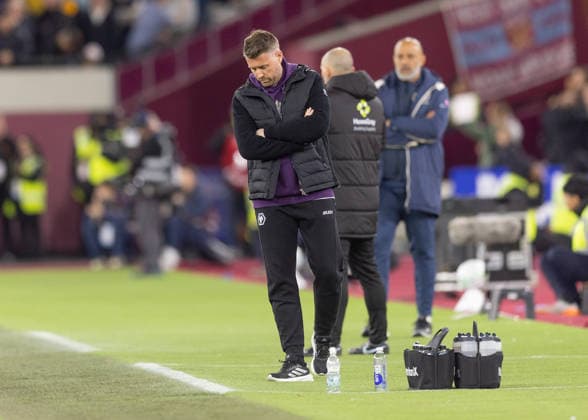 West Ham United v Wolverhampton Wanderers, Premier League, Football, The London Stadium, London, UK - 10 Apr 2026 Rob Edwards Head Coach of Wolverhampton Wanderers looks down with his arms crossed London The London Stadium Stratford GBR, UK NEWSPAPERS OUT Copyright: xEllixBirchx