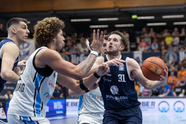Zacharie Perrin Hamburg, 52 , Spencer Reaves MBC, 31 , Syntainics MBC vs Veolia Towers Hamburg, Basketball, 1 Bundesliga, Men, 29 Matchday, Season 2025 26, 10 04 2026 Weißenfels Stadthalle Sachsen Anhalt Germany