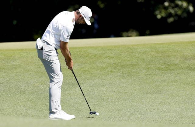 Golf 2026 Masters Tournament - Round 2 Sam Burns of the USA chips on Hole 11 in Round 2 of the 2026 Masters tournament in August, Georgia, USA, 10 April 2026. Augusta United States  Copyright: xERIKxS.xLESSERx