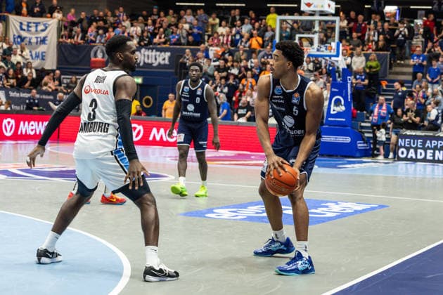 GER, easy Credit Basketball Bundesliga, Syntainics MBC Veolia Towers Hamburg 10 04 2026, Stadthalle, Weißenfels, GER, easy Credit Basketball Bundesliga, Syntainics MBC Veolia Towers Hamburg Marcus Foster Syntainics MBC, 5 , Osaro Rich Igbineweka Veolia Towers Hamburg, 3 Â Photo Alexander Trienitz Weißenfels Stadthalle Sachsen Anhalt Germany