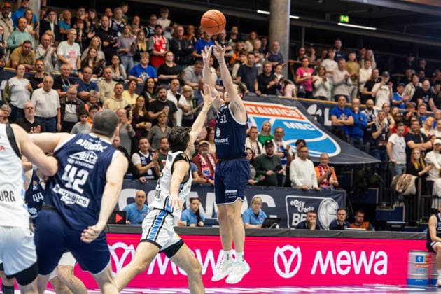 GER, easy Credit Basketball Bundesliga, Syntainics MBC Veolia Towers Hamburg 10 04 2026, Stadthalle, Weißenfels, GER, easy Credit Basketball Bundesliga, Syntainics MBC Veolia Towers Hamburg Spencer Reaves Syntainics MBC, 31 , Benedikt Turudic Veolia Towers Hamburg, 44 Â Photo Alexander Trienitz Weißenfels Stadthalle Sachsen Anhalt Germany