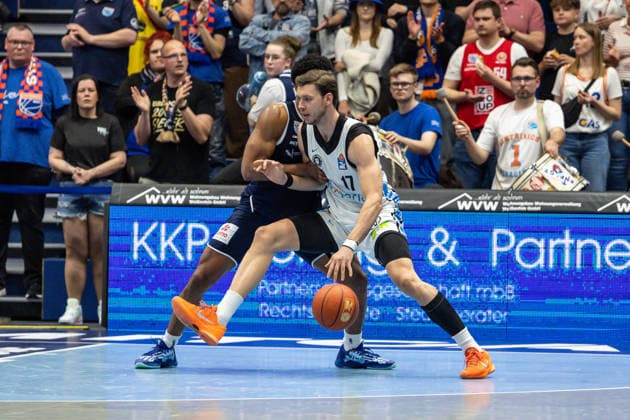 GER, easy Credit Basketball Bundesliga, Syntainics MBC Veolia Towers Hamburg 10 04 2026, Stadthalle, Weißenfels, GER, easy Credit Basketball Bundesliga, Syntainics MBC Veolia Towers Hamburg Niklas Wimberg Veolia Towers Hamburg, 17 , Marcus Foster Syntainics MBC, 5 Â Photo Alexander Trienitz Weißenfels Stadthalle Sachsen Anhalt Germany
