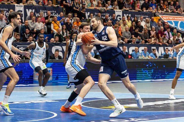 GER, easy Credit Basketball Bundesliga, Syntainics MBC Veolia Towers Hamburg 10 04 2026, Stadthalle, Weißenfels, GER, easy Credit Basketball Bundesliga, Syntainics MBC Veolia Towers Hamburg Nemanja Djurisic Syntainics MBC, 42 , Niklas Wimberg Veolia Towers Hamburg, 17 Â Photo Alexander Trienitz Weißenfels Stadthalle Sachsen Anhalt Germany
