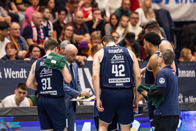 GER, easy Credit Basketball Bundesliga, Syntainics MBC Veolia Towers Hamburg 10 04 2026, Stadthalle, Weißenfels, GER, easy Credit Basketball Bundesliga, Syntainics MBC Veolia Towers Hamburg Milenko Bogicevic Head Coach , Syntainics MBC talks to his players Â Photo Alexander Trienitz Weißenfels Stadthalle Sachsen Anhalt Germany