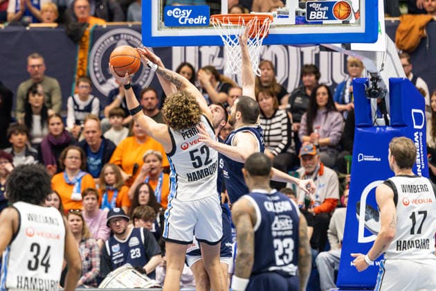GER, easy Credit Basketball Bundesliga, Syntainics MBC Veolia Towers Hamburg 10 04 2026, Stadthalle, Weißenfels, GER, easy Credit Basketball Bundesliga, Syntainics MBC Veolia Towers Hamburg Zacharie Perrin Veolia Towers Hamburg, 52 , Nemanja Djurisic Syntainics MBC, 42 Â Photo Alexander Trienitz Weißenfels Stadthalle Sachsen Anhalt Germany