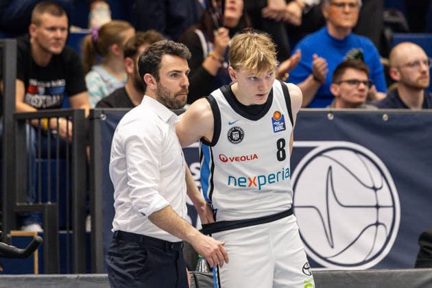 GER, easy Credit Basketball Bundesliga, Syntainics MBC Veolia Towers Hamburg 10 04 2026, Stadthalle, Weißenfels, GER, easy Credit Basketball Bundesliga, Syntainics MBC Veolia Towers Hamburg Benka Barloschky Head Coach , Veolia Towers Hamburg talks with Jared Grey Veolia Towers Hamburg, 8 Â Photo Alexander Trienitz Weißenfels Stadthalle Sachsen Anhalt Germany