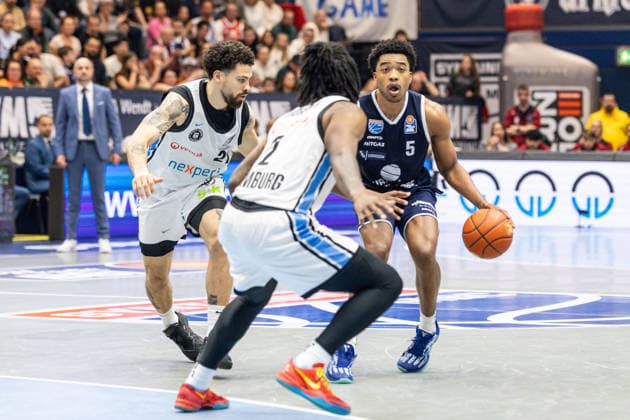 GER, easy Credit Basketball Bundesliga, Syntainics MBC Veolia Towers Hamburg 10 04 2026, Stadthalle, Weißenfels, GER, easy Credit Basketball Bundesliga, Syntainics MBC Veolia Towers Hamburg Marcus Foster Syntainics MBC, 5 , Devon Daniels IV Veolia Towers Hamburg, 21 Â Photo Alexander Trienitz Weißenfels Stadthalle Sachsen Anhalt Germany