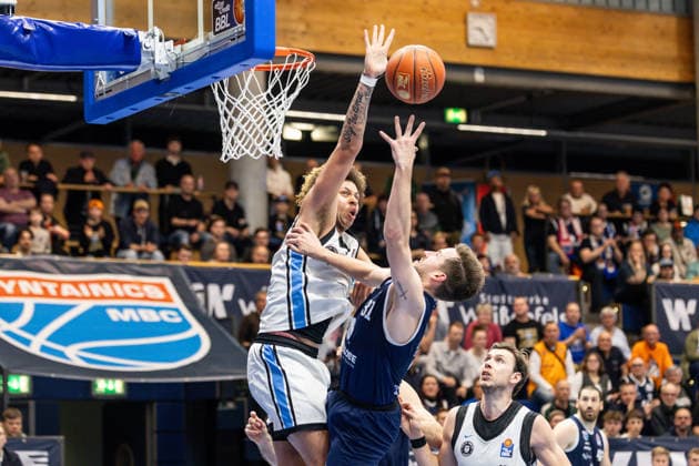 GER, easy Credit Basketball Bundesliga, Syntainics MBC Veolia Towers Hamburg 10 04 2026, Stadthalle, Weißenfels, GER, easy Credit Basketball Bundesliga, Syntainics MBC Veolia Towers Hamburg Spencer Reaves Syntainics MBC, 31 , Zacharie Perrin Veolia Towers Hamburg, 52 Â Photo Alexander Trienitz Weißenfels Stadthalle Sachsen Anhalt Germany