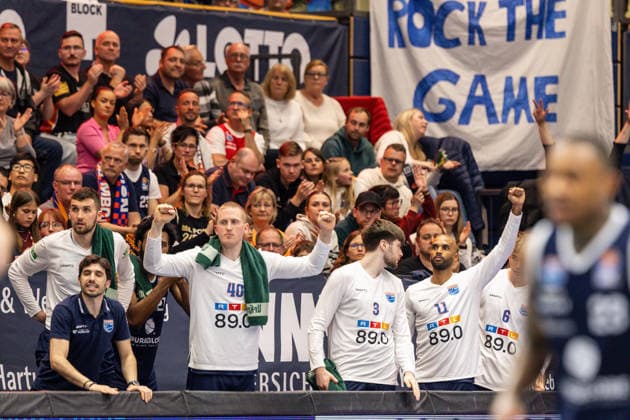 GER, easy Credit Basketball Bundesliga, Syntainics MBC Veolia Towers Hamburg 10 04 2026, Stadthalle, Weißenfels, GER, easy Credit Basketball Bundesliga, Syntainics MBC Veolia Towers Hamburg Cheering from the bench of Syntainics MBC Â Photo Alexander Trienitz Weißenfels Stadthalle Sachsen Anhalt Germany