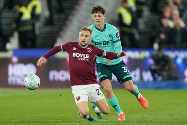 West Ham United v Wolverhampton Wanderers, Premier League Jarrod Bowen of West Ham United and Hugo Bueno of Wolverhampton Wanderers battling for the ball during the West Ham United v Wolverhampton Wanderers Premier League match at the London Stadium, London, England on 10 April 2026 Credit: Dylan Hepworth Every Second Media Editorial use only. All images are copyright Every Second Media Limited. No images may be reproduced without prior permission. All rights reserved. Premier League and Football League images are subject to licensing agreements with Football DataCo Limited. see https: www.football-dataco.com Copyright: xIMAGO EveryxSecondxMediax ESM-1908-0034 DylanxHepworthx xEveryxSecondxMediax