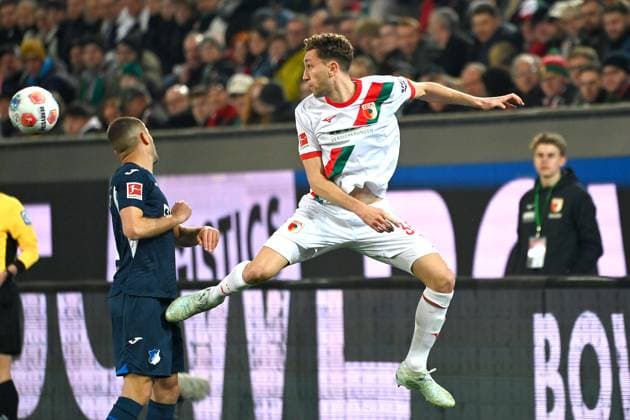 Arthur CHAVES (FC Augsburg), Aktion,Zweikampf gegen Andrej KRAMARIC (1899 Hoffenheim). Fussball 1. Bundesliga Saison 2025 2026, 29.Spieltag, Spieltag29 FC Augsburg - TSG 1899 Hoffenheim am 10.04.2026 , WWK A R E N A. *** Arthur CHAVES FC Augsburg , action,duel against Andrej KRAMARIC 1899 Hoffenheim Football 1 Bundesliga Season 2025 2026, 29 Matchday, Matchday29 FC Augsburg TSG 1899 Hoffenheim on 10 04 2026 , WWK A R E N A
