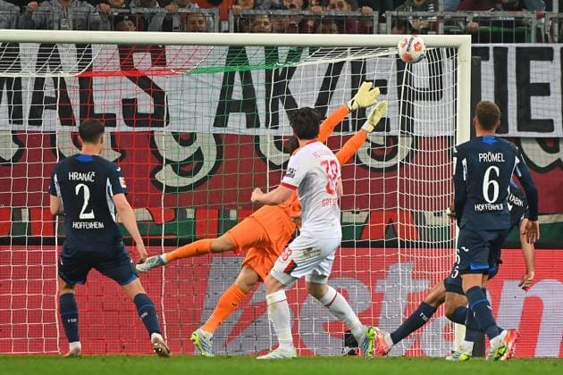 Torchance Michael GREGORITSCH (FC Augsburg),Schuss an die Latte gegen Oliver BAUMANN,Torwart (1899 Hoffenheim), Aktion, Fussball 1. Bundesliga Saison 2025 2026, 29.Spieltag, Spieltag29 FC Augsburg - TSG 1899 Hoffenheim am 10.04.2026 , WWK A R E N A. *** Goal chance Michael GREGORITSCH FC Augsburg ,Shot against the crossbar against Oliver BAUMANN,Goalkeeper 1899 Hoffenheim , Action, Soccer 1 Bundesliga season 2025 2026, 29 Matchday, Matchday29 FC Augsburg TSG 1899 Hoffenheim on 10 04 2026 , WWK A R E N A