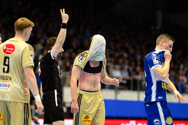 Marian Michalczik TSV Hannover Burgdorf, 22 with the two-minute penalty, pulls his jersey over his head GER, ThSV Eisenach v TSV Hannover Burgdorf, 1 Daikin Handballbundesliga, Handball, Matchday 28, Season 2025 2026, 19 00 hrs, 10 04 2026 GER, ThSV Eisenach v TSV Hannover Burgdorf, 1 Daikin Handballbundesliga, Handball, Matchday 28, Season 2025 2026, 19 00 hrs, 10 04 2026 Eisenach Copyright: xEibner-Pressefoto MartinxHerbstx EP_MHT