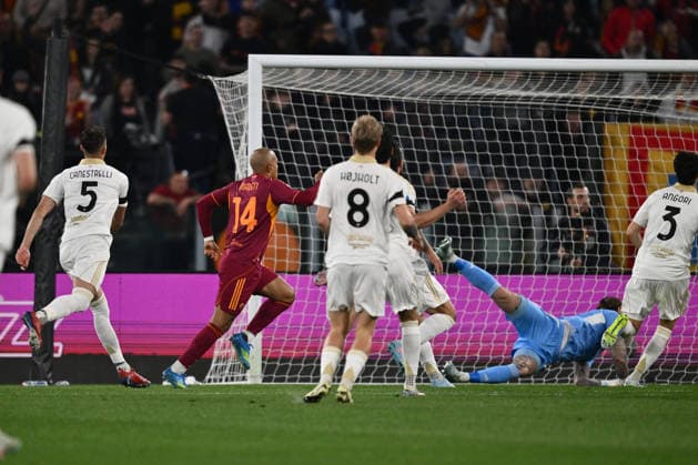 AS Roma v Pisa SC - Serie A Donyell Malen of A.S. Roma scores a goal for 1-0 during the 32nd day of the Serie A Championship between A.S. Roma and Pisa S.C. 1909 at the Olympic Stadium in Rome, Italy, on April 10, 2026. Rome Italy  Copyright: xDomenicoxCippitellix originalFilename:cippitelli-asromapi260410_nptoE.jpg