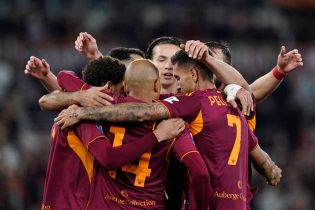 Donyell Malen (AS Roma) celebrates after scoring his team s second goal with team mates, , AS Roma v Pisa SC, Olimpico Stadium, April 10, 2026, Roma, Italy.