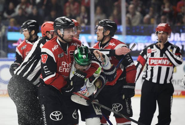 v.l. Veli-Matti Vittasmäki (Koelner Haie, 47), haelt Eric Mik (Eisbaeren Berlin 12) im Schwitzkasten Koelner Haie vs. Eisbaeren Berlin, Eishockey, DEL, Playoffs, Halbfinale Spiel 2, Spielzeit 2025 2026, 10.04.2026 Koelner Haie vs. Eisbaeren Berlin, Eishockey, DEL, Playoffs, Halbfinale Spiel 2, Spielzeit 2025 2026, 10.04.2026 Koeln *** v l Veli Matti Vittasmäki Koelner Haie, 47 , holds Eric Mik Eisbaeren Berlin 12 in headlock Koelner Haie vs Eisbaeren Berlin, Ice Hockey, DEL, Playoffs, Semifinal Game 2, Season 2025 2026, 10 04 2026 Koelner Haie vs Eisbaeren Berlin, Ice Hockey, DEL, Playoffs, Semifinal Game 2, Season 2025 2026, 10 04 2026 Koeln Copyright: xEibner-Pressefotox xThomasxStoecx EP_TSR