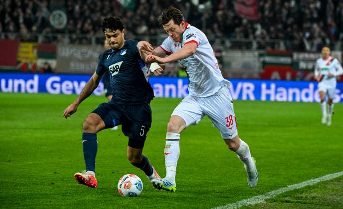 10.04.2026, xemx, Fussball 1.Bundesliga, FC Augsburg - TSG Hoffenheim v.l. Ozan Kabak (TSG Hoffenheim), Michael Gregoritsch (FC Augsburg) Zweikampf, Aktion, action, battle for the ball (DFL DFB REGULATIONS PROHIBIT ANY USE OF PHOTOGRAPHS as IMAGE SEQUENCES and or QUASI-VIDEO) Augsburg *** 10 04 2026, xemx, Soccer 1 Bundesliga, FC Augsburg TSG Hoffenheim v l Ozan Kabak TSG Hoffenheim , Michael Gregoritsch FC Augsburg Zweikampf, Aktion, action, battle for the ball DFL DFB REGULATIONS PROHIBIT ANY USE OF PHOTOGRAPHS as IMAGE SEQUENCES and or QUASI VIDEO Augsburg