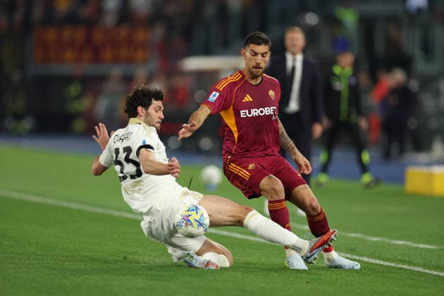 April 10, 2026, Rome, Lazio, Italy: Arturo Calabresi of Pisa and RomaÃ¢â‚¬â ¢s Lorenzo Pellegrini during Serie A soccer match AS Roma - Pisa SC Stadio Olimpico on April 10, 2026 in Rome , Italy. AS Roma - Pisa SC - Serie A  - ZUMAl131 20260410_zsp_l131_003 Copyright: xCiroxDexLucax