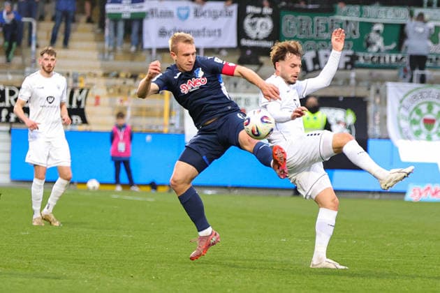 10.04.2026, Fussball, Herren, Dritte Liga, 33. Spieltag 3. Liga Saison 2025 2026: TSG 1899 Hoffenheim II - FC Schweinfurt 05 Von links: Valentin Lässig (TSG 1899 Hoffenheim II, 06) im Duell mit Nico Grimbs (FC Schweinfurt 05, 05) Sinsheim Dietmar-Hopp-Stadion Hoffenheim Baden-Württemberg Deutschland *** 10 04 2026, Football, Men, Third division, 33 Matchday 3 Liga Season 2025 2026 TSG 1899 Hoffenheim II FC Schweinfurt 05 From left Valentin Lässig TSG 1899 Hoffenheim II, 06 in duel with Nico Grimbs FC Schweinfurt 05, 05 Sinsheim Dietmar Hopp Stadion Hoffenheim Baden Württemberg Germany