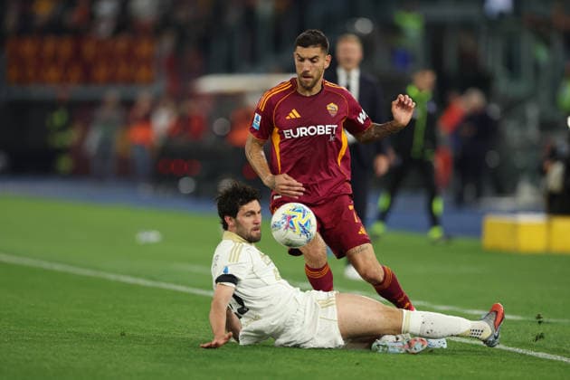 April 10, 2026, Rome, Lazio, Italy: Arturo Calabresi of Pisa and RomaÃ¢â‚¬â ¢s Lorenzo Pellegrini during Serie A soccer match AS Roma - Pisa SC Stadio Olimpico on April 10, 2026 in Rome , Italy. AS Roma - Pisa SC - Serie A  - ZUMAl131 20260410_zsp_l131_012 Copyright: xCiroxDexLucax