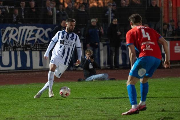 GER, Fussball, RLN, SV Drochtersen Assel vs VfB Oldenburg 10.04.2026, Kehdinger Stadion, Drochtersen, GER, RLN, SV Drochtersen Assel vs VfB Oldenburg, DFL regulations prohibit any use of photographs as image sequences and or quasi-video, im Bild Drilon DEMAJ ( VfB Oldenburg 9 ) Nikola SERRA ( SV Drochtersen Assel 4 ) *** GER, Soccer, RLN, SV Drochtersen Assel vs VfB Oldenburg 10 04 2026, Kehdinger Stadion, Drochtersen, GER, RLN, SV Drochtersen Assel vs VfB Oldenburg, DFL regulations prohibit any use of photographs as image sequences and or quasi video, pictured Drilon DEMAJ VfB Oldenburg 9 Nikola SERRA SV Drochtersen Assel 4 nordphotoxgmbhx xRojahn nph00310