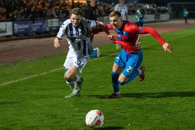 GER, Fussball, RLN, SV Drochtersen Assel vs VfB Oldenburg 10.04.2026, Kehdinger Stadion, Drochtersen, GER, RLN, SV Drochtersen Assel vs VfB Oldenburg, DFL regulations prohibit any use of photographs as image sequences and or quasi-video, im Bild Marc SCHRÖDER SCHROEDER ( VfB Oldenburg 20) Dennis ROSIN ( SV Drochtersen Assel 25 ) *** GER, Soccer, RLN, SV Drochtersen Assel vs VfB Oldenburg 10 04 2026, Kehdinger Stadion, Drochtersen, GER, RLN, SV Drochtersen Assel vs VfB Oldenburg, DFL regulations prohibit any use of photographs as image sequences and or quasi video, pictured Marc SCHRÖDER SCHROEDER VfB Oldenburg 20 Dennis ROSIN SV Drochtersen Assel 25 nordphotoxgmbhx xRojahn nph00310