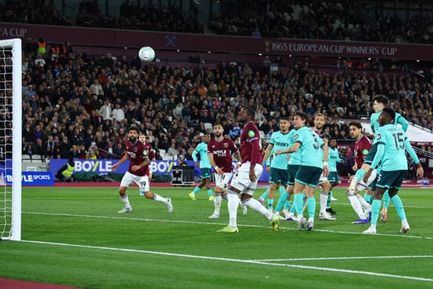 Premier League: West Ham United v Wolverhampton Wanderers LONDON, UK - 10th Apr 2026: Konstantinos Mavropanos of West Ham United scores his side s first goal during the Premier League match between West Ham United FC and Wolverhampton Wanderers FC at London Stadium London London Stadium England United Kingdom Copyright: xCraigxMercerx xPeakxActionxPhotosx