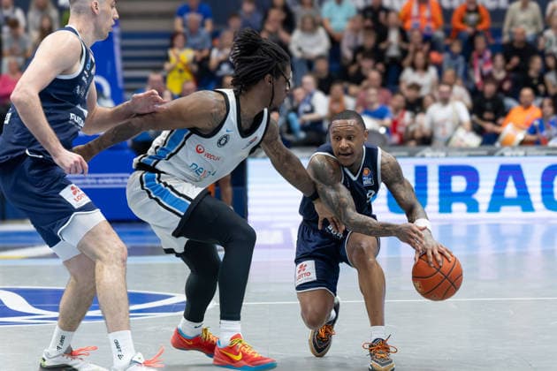 Jure Planinic MBC, 44 , Leonard Thorpe Jr Hamburg, 2 , Charles Callison MBC, 23 , Syntainics MBC vs Veolia Towers Hamburg, Basketball, 1 Bundesliga, Men, Matchday 29, Season 2025 26, 10 04 2026 Weißenfels Stadthalle Sachsen Anhalt Germany