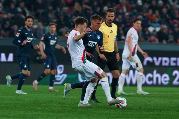 Aktion zwischen Robin Fellhauer 19 (FC Augsburg) und Grischa Proemel 6 (TSG 1899 Hoffenheim) , FC Augsburg vs. TSG 1899 Hoffenheim, Fussball, Maenner, Bundesliga, Saison 2025 2026, Rueckrunde, 29. Spieltag, 10.04.2026 DFB regulations prohibit any use of photographs as image sequences and or quasi-video Augsburg Bayern Deutschland *** Action between Robin Fellhauer 19 FC Augsburg and Grischa Proemel 6 TSG 1899 Hoffenheim , FC Augsburg vs TSG 1899 Hoffenheim, Football, Men, Bundesliga, Season 2025 2026, Second round, Matchday 29, 10 04 2026 DFB regulations prohibit any use of photographs as image sequences and or quasi video Augsburg Bayern Germany Copyright: xkolbert-press MartinxAgüerax
