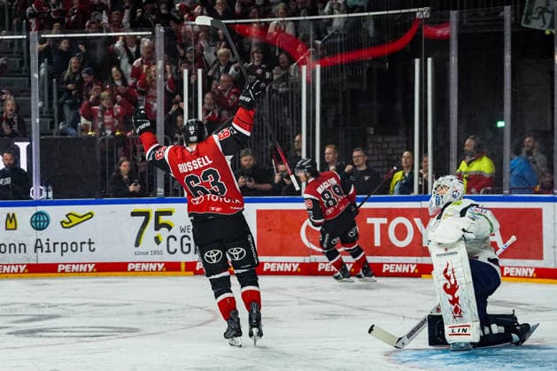 Eishockey Penny-DEL Playoff-Halbfinale Spiel2 Kölner Haie - Eisbären Berlin am 10.04.2026 in der Lanxess Arena in Köln Patrick Russell ( Köln ), bejubelt den Treffer zum 5:1 durch Gregor MacLeod ( Köln ) - hinten mitte gemäß den Vorgaben der DEL Deutsche Eishockey Liga ist die Publikation und Weiterverwertung der Aufnahmen in elektronischen Medien und Endgeräten aller Art während des laufenden Spiels nicht zulässig. *** Ice Hockey Penny DEL Playoff Semifinal Game2 Kölner Haie Eisbären Berlin on 10 04 2026 at the Lanxess Arena in Cologne Patrick Russell Köln , celebrates the goal to 5 1 by Gregor MacLeod Köln back center According to the regulations of the DEL German Ice Hockey League, the publication and further use of the recordings in electronic media and end devices of all kinds during the ongoing game is not permitted xDMx