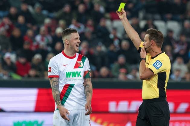 Jeffrey Gouweleeuw 6 (FC Augsburg) erhaelt von Referee Schiedsrichter Daniel Schlager die gelbe Karte wegen Meckern, FC Augsburg vs. TSG 1899 Hoffenheim, Fussball, Maenner, Bundesliga, Saison 2025 2026, Rueckrunde, 29. Spieltag, 10.04.2026 DFB regulations prohibit any use of photographs as image sequences and or quasi-video Augsburg Bayern Deutschland *** Jeffrey Gouweleeuw 6 FC Augsburg receives yellow card from referee Daniel Schlager for complaining, FC Augsburg vs TSG 1899 Hoffenheim, Football, Men, Bundesliga, Season 2025 2026, Second round, Matchday 29, 10 04 2026 DFB regulations prohibit any use of photographs as image sequences and or quasi video Augsburg Bayern Germany Copyright: xkolbert-press MartinxAgüerax