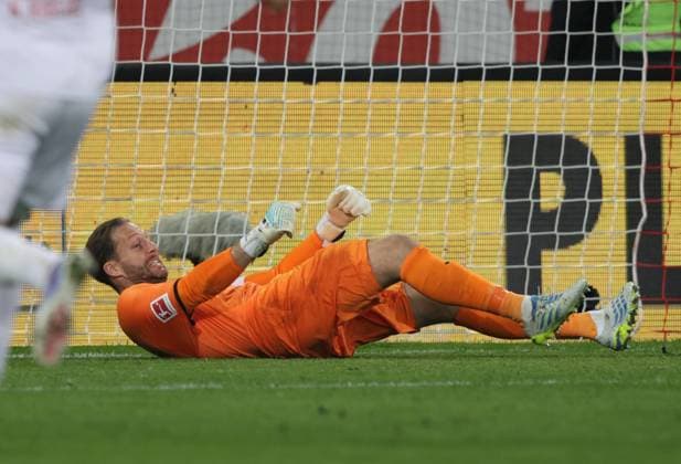 Hoffenheims 1 Torwart Oliver BAUMANN nach vergebenen Strafstoss. Fussball: Augsburg - Hoffenheim. Fußball Bundesliga, FC Augsburg - TSG 1899 Hoffenheim, 29.Spieltag, Saison 2025-2026, am 10.04.2026 in Augsburg, W W K A R E N A, Deutschland. Quelle Copyright Credit : Oryk HAIST *** Hoffenheims 1 goalkeeper Oliver BAUMANN after missing a penalty kick Soccer Augsburg Hoffenheim Soccer Bundesliga, FC Augsburg TSG 1899 Hoffenheim, Matchday 29, Season 2025 2026, on 10 04 2026 in Augsburg, W W K A R E N A, Germany Source Copyright Credit Oryk HAIST xFUSSBALL-AUGSBURG-HOFFENHEIMx