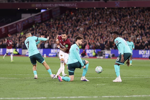 West Ham gegen Wolves 10. April 2026, London Premier League Fußball West Ham United gegen Wolverhampton Wanderers Taty Castellanos von West Ham United erzielt das dritte Tor Foto Jacques Feeney Abseits London UK  Copyright: xJacquesxFeeneyx xOffsidexOffside