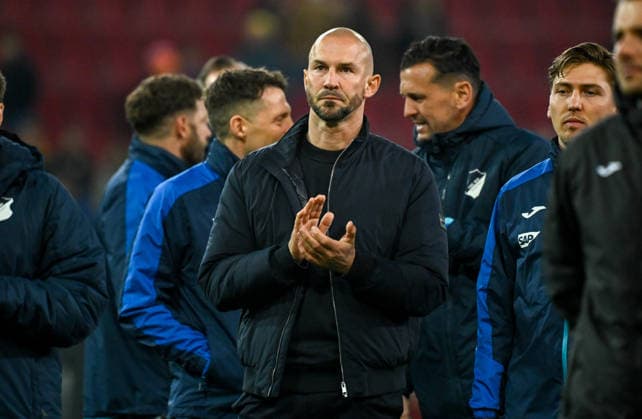 10.04.2026, xemx, Fussball 1.Bundesliga, FC Augsburg - TSG Hoffenheim v.l. Mannschaft, Spieler, enttaeuscht, enttaeuscht schauend nach Spielende, dissapointed at the end of the match Cheftrainer Christian Ilzer (TSG Hoffenheim) (DFL DFB REGULATIONS PROHIBIT ANY USE OF PHOTOGRAPHS as IMAGE SEQUENCES and or QUASI-VIDEO) Augsburg *** 10 04 2026, xemx, Fussball 1 Bundesliga, FC Augsburg TSG Hoffenheim v l Mannschaft, Spieler, enttaeuscht, enttaeuscht schauenend nach Spielende, dissapointed at the end of the match Head coach Christian Ilzer TSG Hoffenheim DFL DFB REGULATIONS PROHIBIT ANY USE OF PHOTOGRAPHS as IMAGE SEQUENCES and or QUASI VIDEO Augsburg