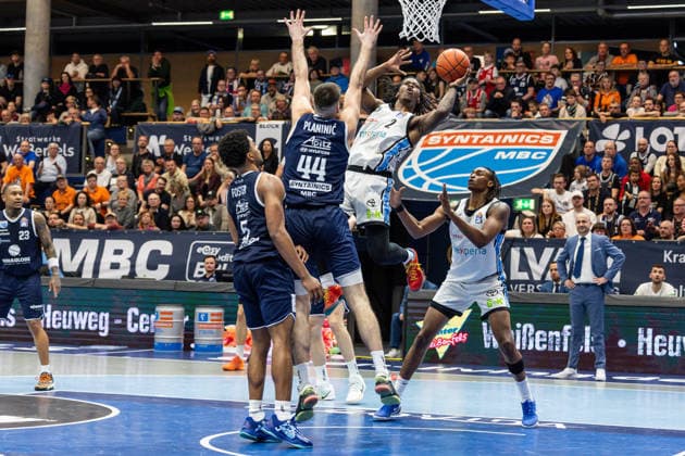 GER, easy Credit Basketball Bundesliga, Syntainics MBC Veolia Towers Hamburg 10 04 2026, Stadthalle, Weißenfels, GER, easy Credit Basketball Bundesliga, Syntainics MBC Veolia Towers Hamburg Leonard Thorpe Jr Veolia Towers Hamburg, 2 , Jure Planinic Syntainics MBC, 44 Â Foto Alexander Trienitz Weißenfels Stadthalle Sachsen Anhalt Germany