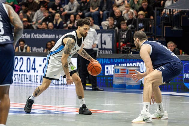 GER, easy Credit Basketball Bundesliga, Syntainics MBC Veolia Towers Hamburg 10 04 2026, Stadthalle, Weißenfels, GER, easy Credit Basketball Bundesliga, Syntainics MBC Veolia Towers Hamburg Devon Daniels IV Veolia Towers Hamburg, 21 , Nemanja Djurisic Syntainics MBC, 42 Â Photo Alexander Trienitz Weißenfels Stadthalle Sachsen Anhalt Germany