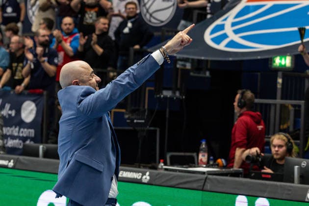 GER, easy Credit Basketball Bundesliga, Syntainics MBC Veolia Towers Hamburg 10 04 2026, Stadthalle, Weißenfels, GER, easy Credit Basketball Bundesliga, Syntainics MBC Veolia Towers Hamburg Milenko Bogicevic Head Coach , Syntainics MBC thanks the fans Â Photo Alexander Trienitz Weißenfels Stadthalle Sachsen Anhalt Germany