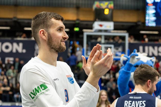 GER, easy Credit Basketball Bundesliga, Syntainics MBC Veolia Towers Hamburg 10 04 2026, Stadthalle, Weißenfels, GER, easy Credit Basketball Bundesliga, Syntainics MBC Veolia Towers Hamburg Kresimir Nikic Syntainics MBC, 9 thanks the fans Â Photo Alexander Trienitz Weißenfels Stadthalle Sachsen Anhalt Germany