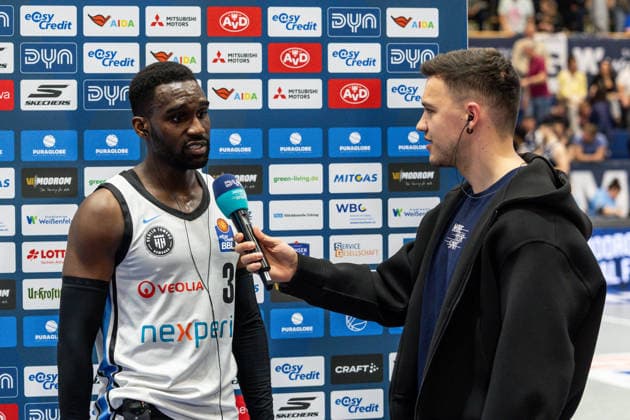 GER, easy Credit Basketball Bundesliga, Syntainics MBC Veolia Towers Hamburg 10 04 2026, Stadthalle, Weißenfels, GER, easy Credit Basketball Bundesliga, Syntainics MBC Veolia Towers Hamburg Osaro Rich Igbineweka Veolia Towers Hamburg, 3 in an interview with Patrick Fritzsche, from DYN Â Photo Alexander Trienitz Weißenfels Stadthalle Sachsen Anhalt Germany