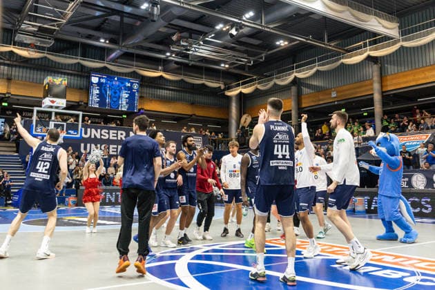 GER, easy Credit Basketball Bundesliga, Syntainics MBC Veolia Towers Hamburg 10 04 2026, Stadthalle, Weißenfels, GER, easy Credit Basketball Bundesliga, Syntainics MBC Veolia Towers Hamburg The team of Syntainics MBC cheers Â Photo Alexander Trienitz Weißenfels Stadthalle Sachsen Anhalt Germany