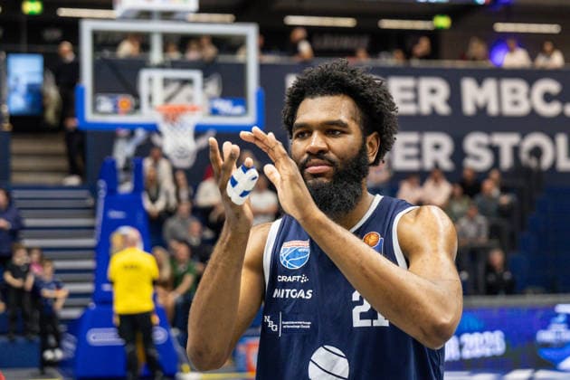 GER, easy Credit Basketball Bundesliga, Syntainics MBC Veolia Towers Hamburg 10 04 2026, Stadthalle, Weißenfels, GER, easy Credit Basketball Bundesliga, Syntainics MBC Veolia Towers Hamburg RJ Gunn Syntainics MBC, 21 thanks the fans Â Photo Alexander Trienitz Weißenfels Stadthalle Sachsen Anhalt Germany