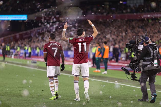 West Ham gegen Wolves 10. April 2026, London Premier League Fußball West Ham United gegen Wolverhampton Wanderers Taty Castellanos von West Ham United feiert sein drittes Tor mit Crysencio Summerville Foto Jacques Feeney Abseits London UK  Copyright: xJacquesxFeeneyx xOffsidexOffside