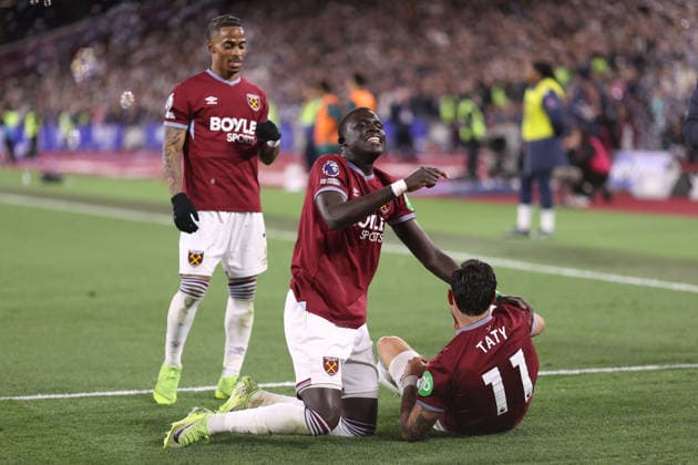 West Ham gegen Wolves 10. April 2026, London Premier League Fußball West Ham United gegen Wolverhampton Wanderers El Hadji Malick Diouf von West Ham United feiert sein drittes Tor mit Torschütze Taty Castellanos Foto Jacques Feeney Abseits London UK  Copyright: xJacquesxFeeneyx xOffsidexOffside