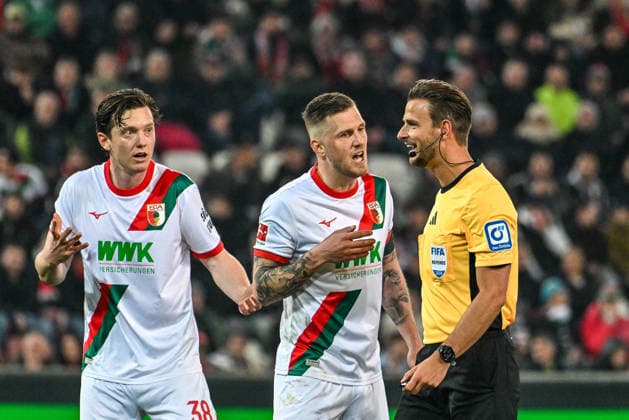 GER, 1. FBL, FC Augsburg vs TSG 1899 Hoffenheim 10.04.2026, WWK-Arena, Augsburg, GER, 1. FBL, FC Augsburg vs TSG 1899 Hoffenheim, im Bild Michael Gregoritsch (FC Augsburg, 38) und Jeffrey Gouweleeuw (FC Augsburg, 6) diskutieren mit Schiedsrichter Daniel Schlager *** GER, 1 FBL, FC Augsburg vs TSG 1899 Hoffenheim 10 04 2026, WWK Arena, Augsburg, GER, 1 FBL, FC Augsburg vs TSG 1899 Hoffenheim, in the picture Michael Gregoritsch FC Augsburg, 38 and Jeffrey Gouweleeuw FC Augsburg, 6 discuss with referee Daniel Schlager nordphotoxGmbHx xHafner nph00200
