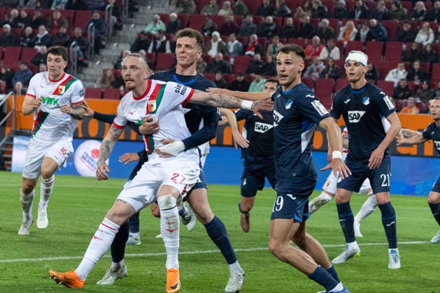 Augsburg, Deutschland 10. April 2026: 1.BL - 2025 2026 - FC Augsburg gegen TSG 1899 Hoffenheim Im Bild: v. li. im Zweikampf Marius Wolf (FCA), Fisnik Asllani (TSG) und Tim Lemperle (TSG) DFB regulations prohibit any use of photographs as image sequences and or quasi-video. *** Augsburg, Germany 10 April 2026 1 BL 2025 2026 FC Augsburg vs TSG 1899 Hoffenheim In the picture from left in duel Marius Wolf FCA , Fisnik Asllani TSG and Tim Lemperle TSG DFB regulations prohibit any use of photographs as image sequences and or quasi video Copyright: xFotostandx xStiebertx